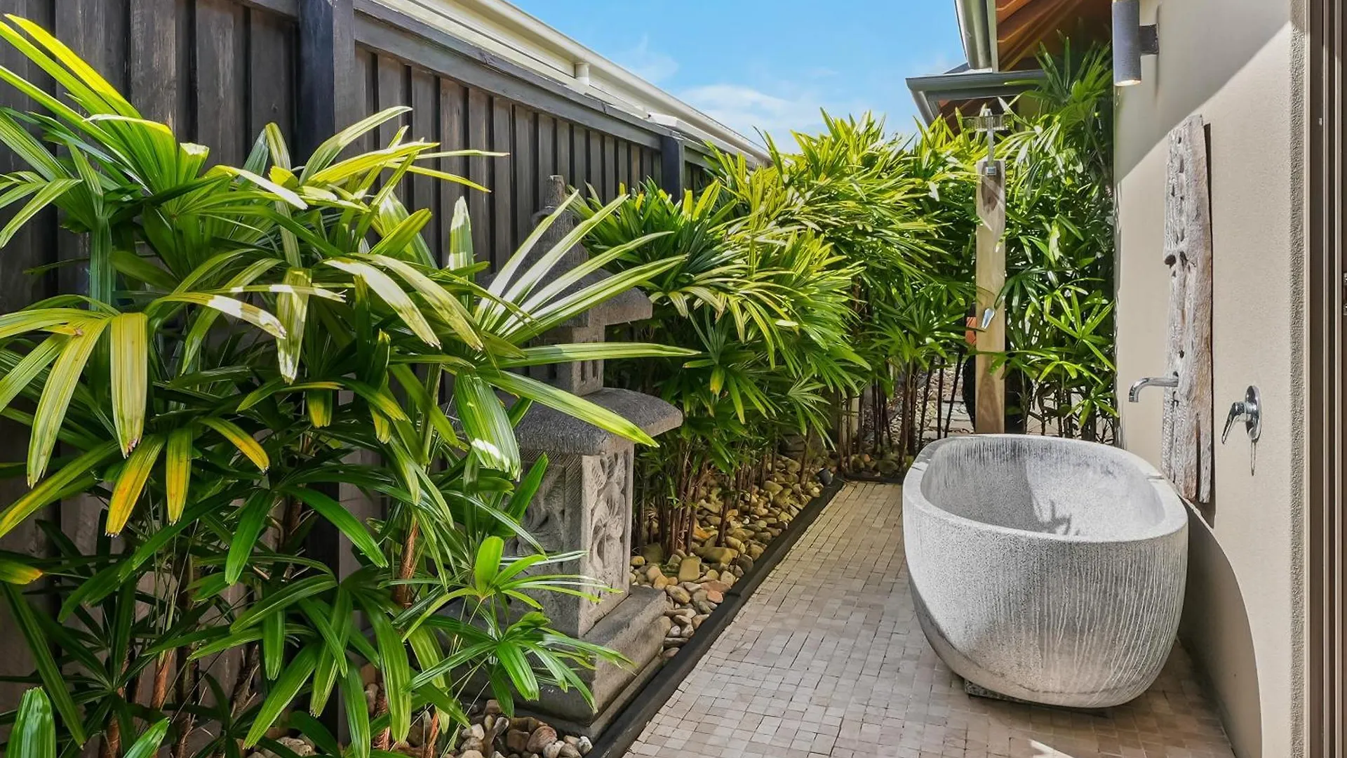 Tranquil Beachside Retreat - Enquire For Long Stay Prices - 3 Bedroom Home Marcoola