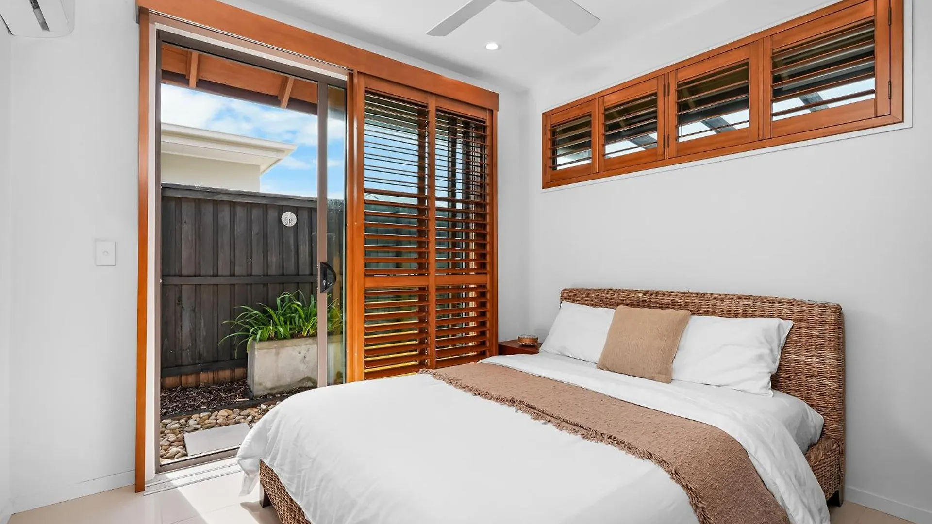 Tranquil Beachside Retreat - Enquire For Long Stay Prices - 3 Bedroom Home Marcoola Hébergement de vacances